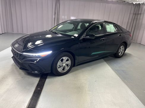 Used 2026 Hyundai Elantra SE FWD image 3