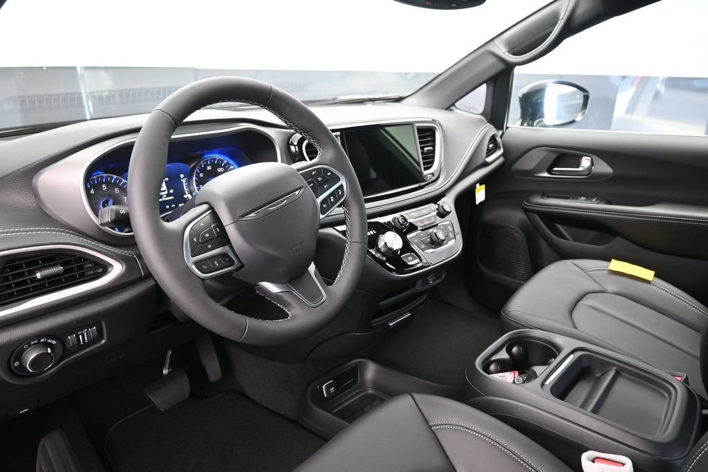 New 2027 Chrysler Pacifica Select w/ Family Tech Group FWD image 15