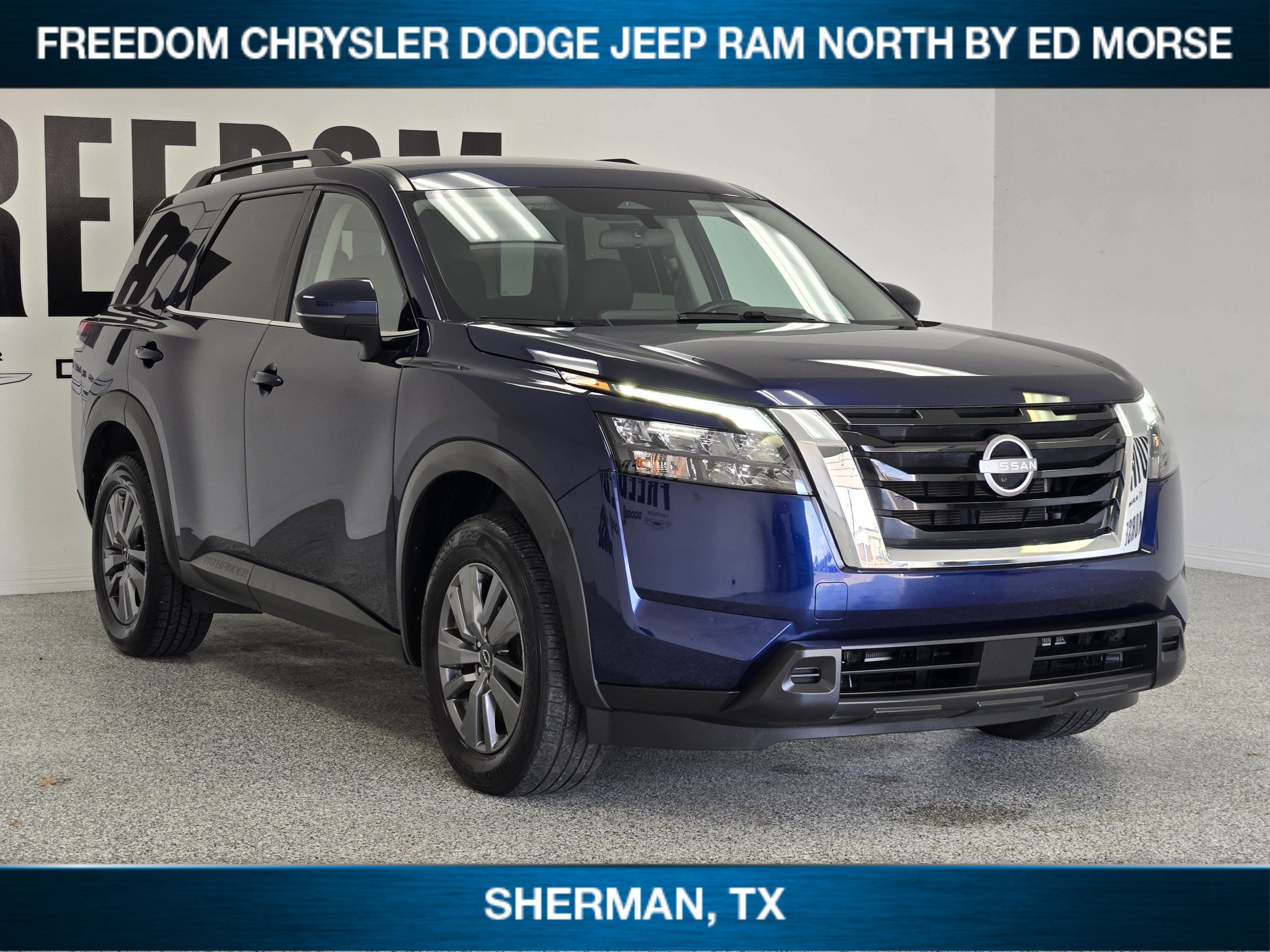 Used 2025 Nissan Pathfinder SV FWD image 2