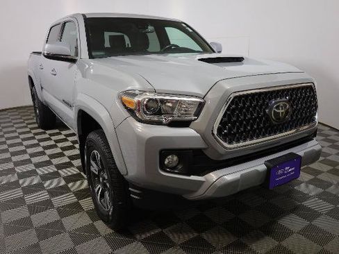 Used 2019 Toyota Tacoma TRD Sport AWD/4WD image 3