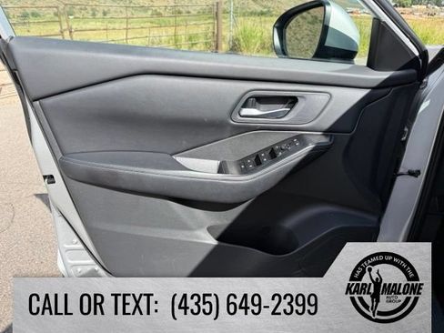 Used 2025 Nissan Rogue SV FWD image 12