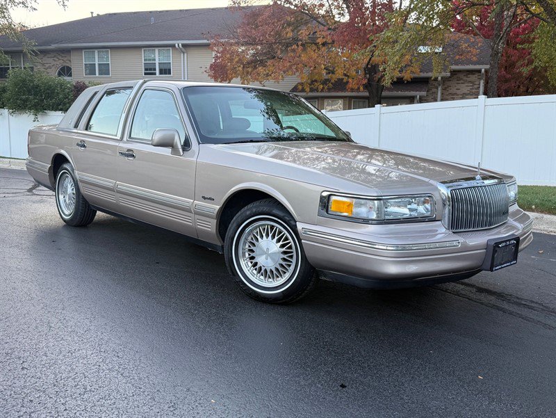 Used 1997 Lincoln Town Car Signature RWD image 2