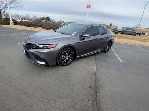 Used 2024 Toyota Camry SE image 3