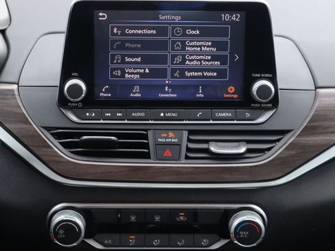 Used 2024 Nissan Altima 2.5 SV image 14