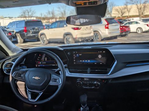 Used 2025 Chevrolet Trax LT w/ LT Convenience Package image 18