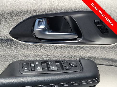 Used 2023 Chrysler Pacifica Touring-L FWD image 17