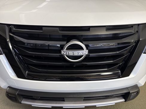 Certified 2025 Nissan Pathfinder Platinum w/ Black Appearance Package AWD/4WD image 31