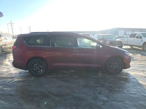 Used 2018 Chrysler Pacifica Touring-L w/ Advanced Safetytec Group image 8