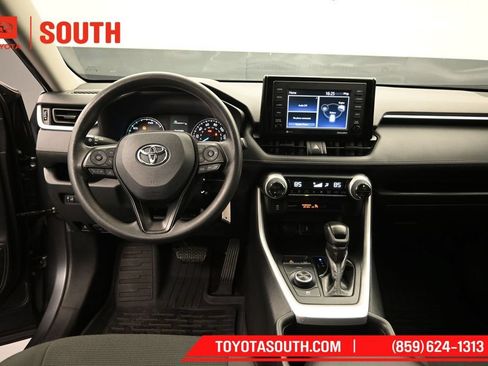 Used 2021 Toyota RAV4 LE AWD/4WD image 11