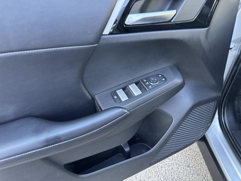 Used 2024 Mitsubishi Outlander AWD image 15