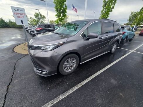Used 2022 Toyota Sienna XLE w/ XLE Plus Package FWD image 3