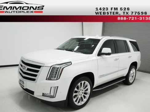 Used 2020 Cadillac Escalade Luxury RWD image 1