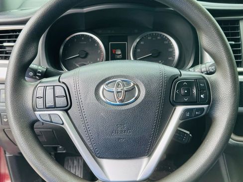 Used 2019 Toyota Highlander LE image 11