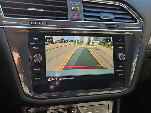 Certified 2022 Volkswagen Tiguan SE w/ Panoramic Sunroof Package image 16