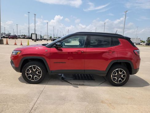 Used 2025 Jeep Compass Trailhawk AWD/4WD image 8