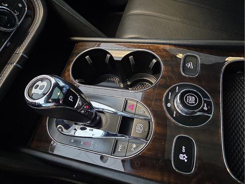 Used 2018 Bentley Bentayga image 25