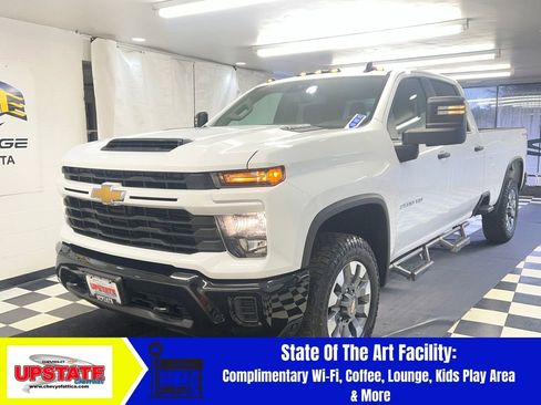 Used 2024 Chevrolet Silverado 2500 Custom w/ Custom Value Package image 3
