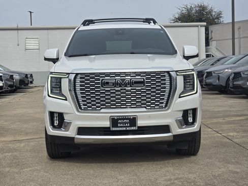Used 2022 GMC Yukon XL Denali w/ Denali Premium Package image 3