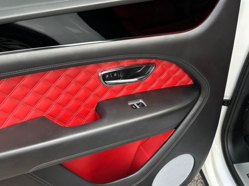 Used 2021 Bentley Bentayga AWD/4WD image 27