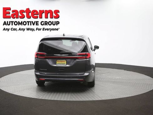 Used 2023 Chrysler Pacifica Touring-L FWD image 38