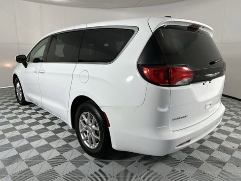 Used 2023 Chrysler Voyager LX FWD image 6