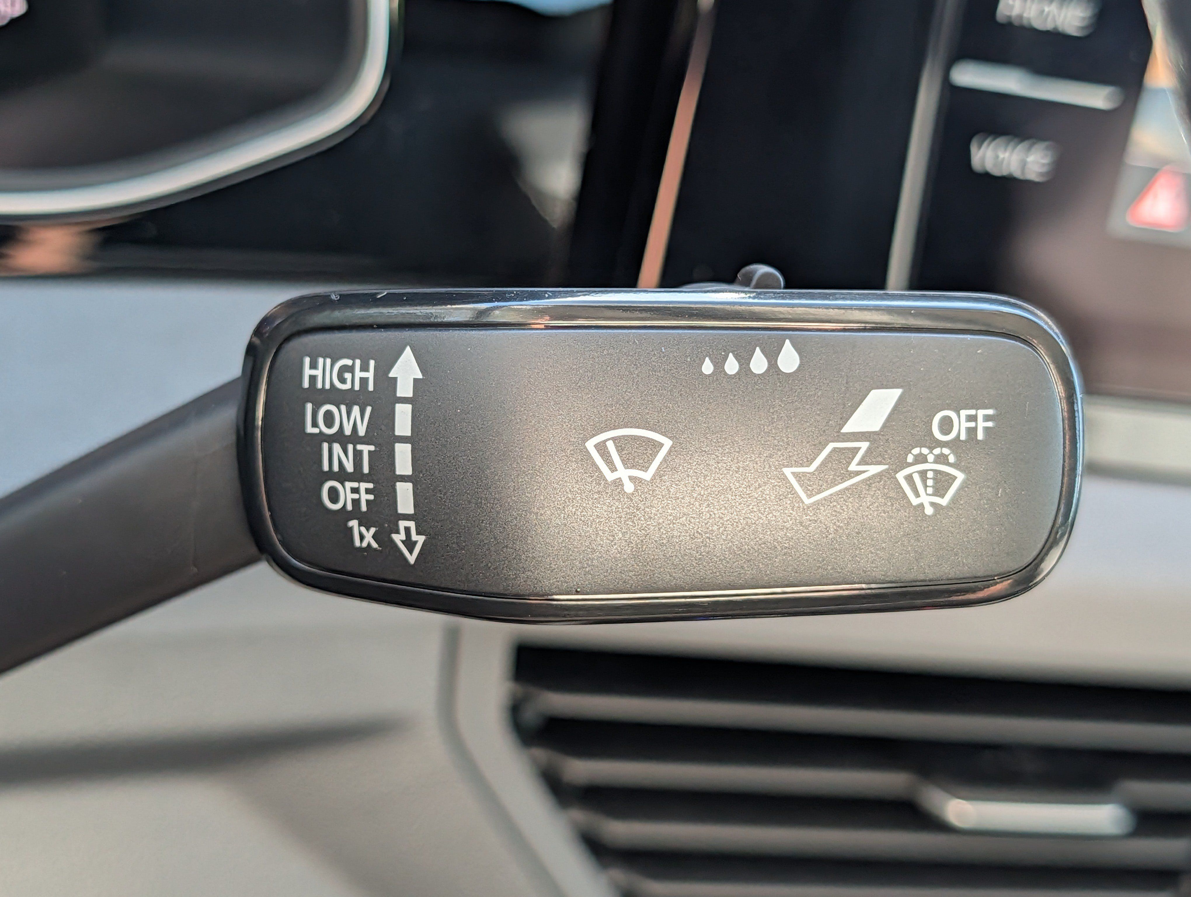 Certified 2025 Volkswagen Jetta SE FWD image 30