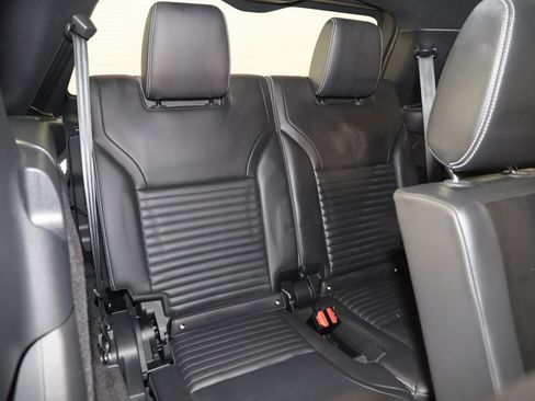 Used 2023 Land Rover Discovery Metropolitan Edition image 14