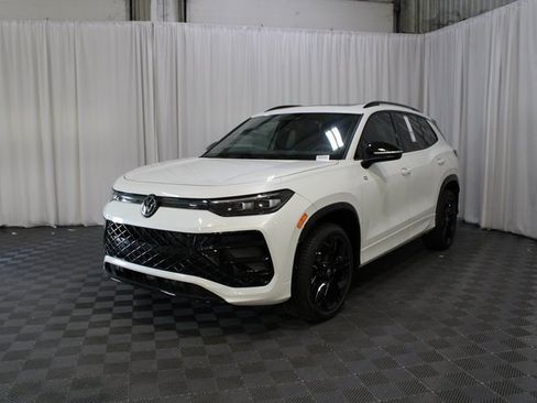 New 2025 Volkswagen Tiguan SE R-Line image 29