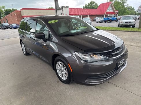 Used 2017 Chrysler Pacifica Touring FWD image 2