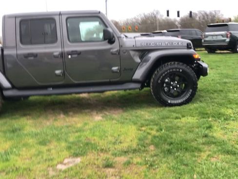 Used 2025 Jeep Gladiator Sport AWD/4WD image 9