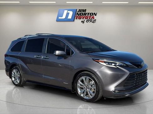 Used 2021 Toyota Sienna Platinum FWD image 3