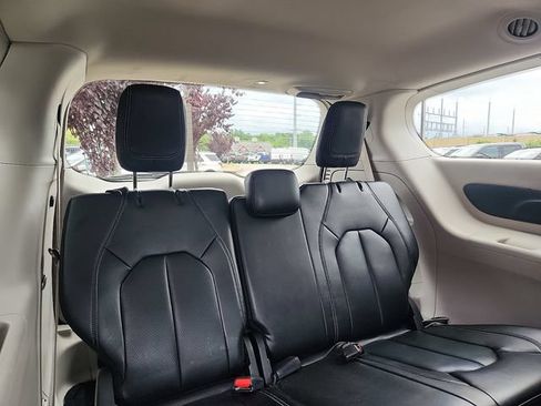 Used 2023 Chrysler Pacifica Touring-L FWD image 28