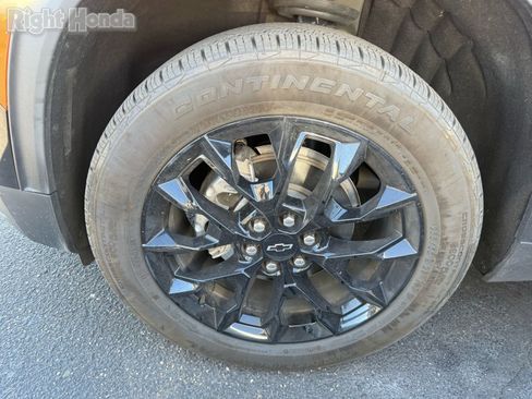 Used 2025 Chevrolet Traverse LT w/ Midnight/Sport Edition image 7