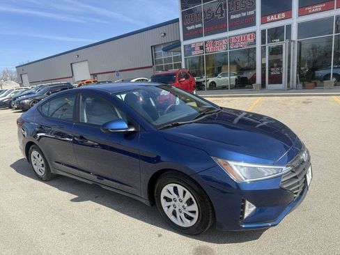Used 2020 Hyundai Elantra SE FWD image 2