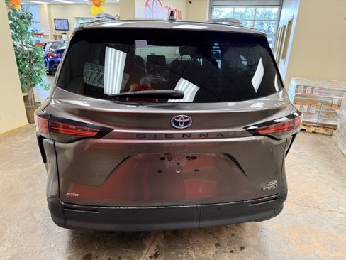 Used 2022 Toyota Sienna XLE AWD/4WD image 9