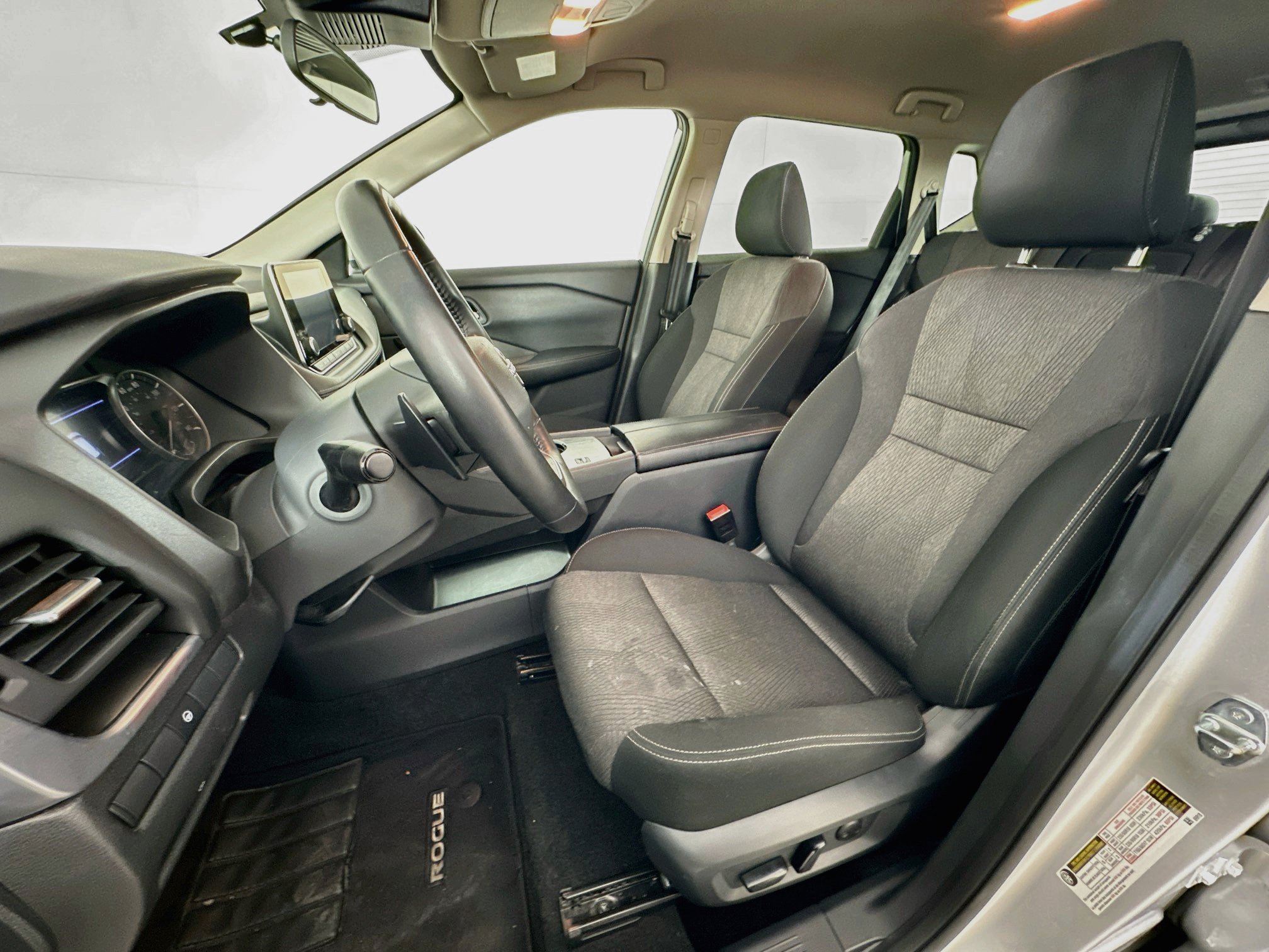 Used 2025 Nissan Rogue SV FWD image 13