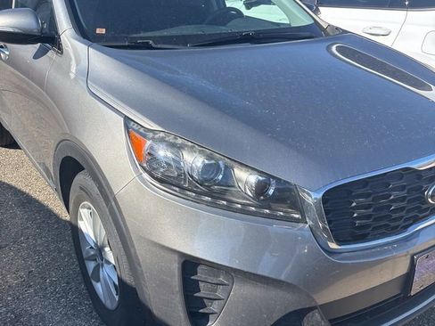 Used 2019 Kia Sorento LX image 2