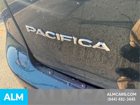 Used 2022 Chrysler Pacifica Touring-L image 8