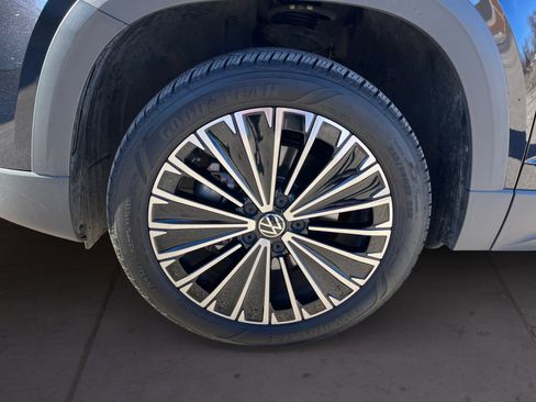 Certified 2025 Volkswagen Taos SE image 17