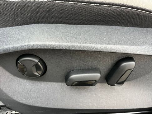 Used 2025 Volkswagen Taos SE image 23