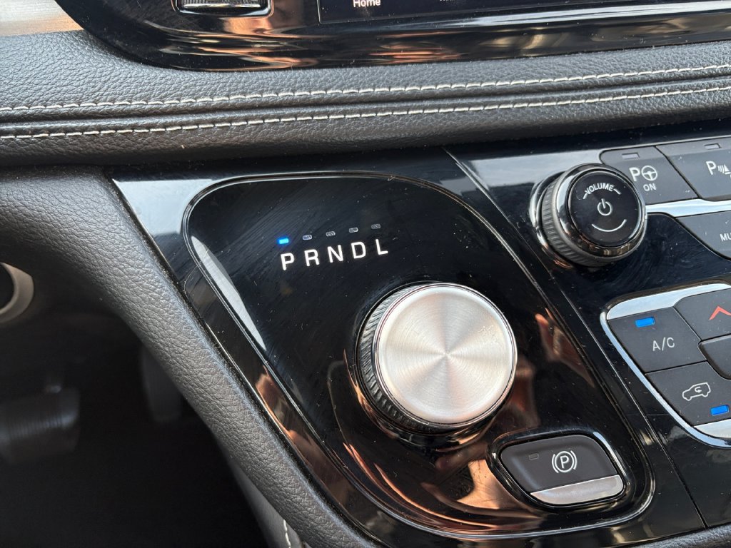 Used 2024 Chrysler Pacifica Premium FWD image 29