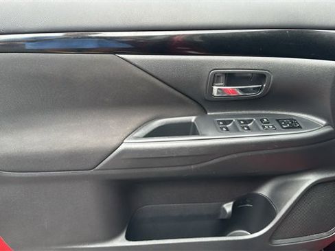 Used 2019 Mitsubishi Outlander ES image 12