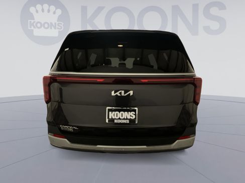 Used 2025 Kia Carnival FWD image 10
