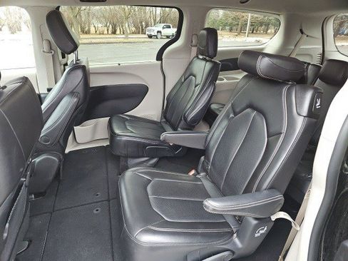 Used 2024 Chrysler Pacifica Touring-L image 18