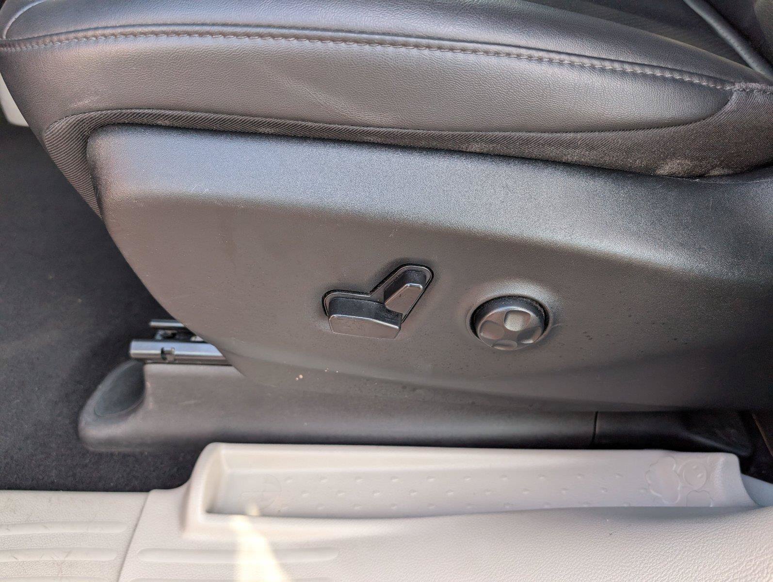 Used 2024 Chrysler Pacifica Touring-L FWD image 14