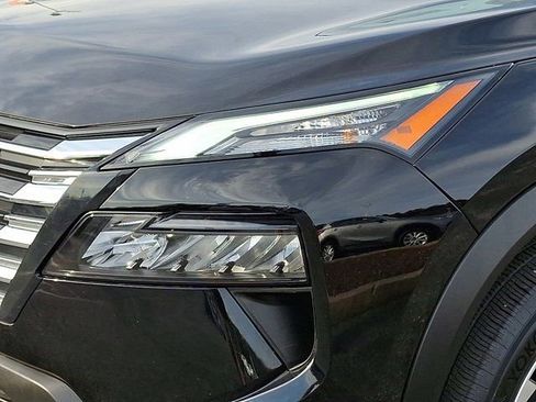 Used 2024 Nissan Rogue SV image 12