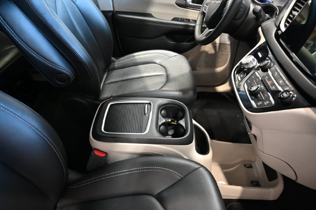 Used 2024 Chrysler Pacifica Touring-L FWD image 21