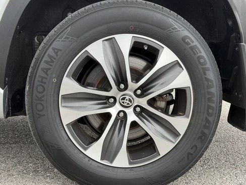 Used 2022 Toyota Highlander XLE AWD/4WD image 38