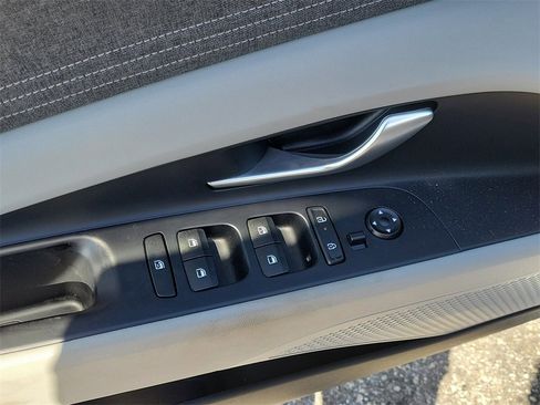 Used 2025 Hyundai Elantra Limited image 7