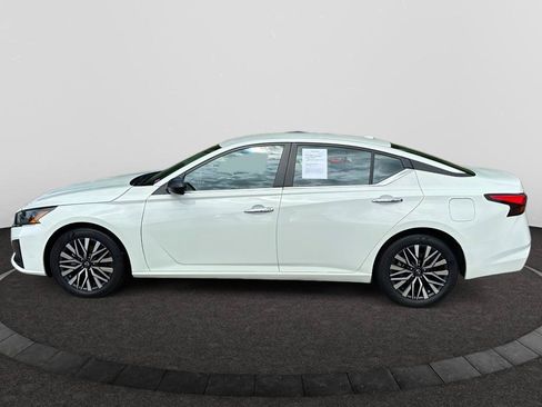 Used 2025 Nissan Altima 2.5 SV FWD image 2